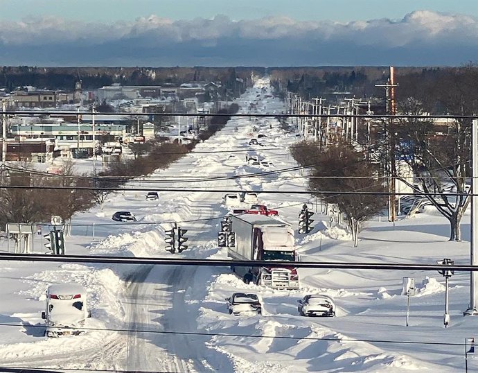 December 25, 2022, Erie County, New York, USA: Trucks and cars are buried in the snow near the Sheridan Drive overpass looking north on Transit Road in Erie County after a blizzard hit Western New York. At least 28 people have reportedly died so far in 