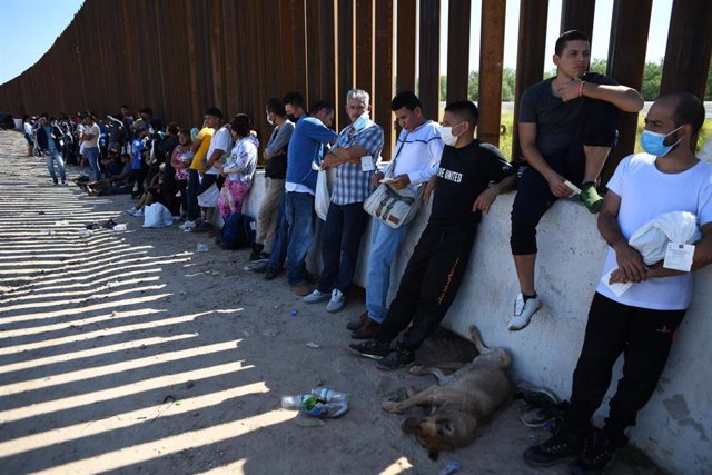 Archivo - Migrantes llegan a la frontera entre EEUU y México en Eagle Pass, Texas