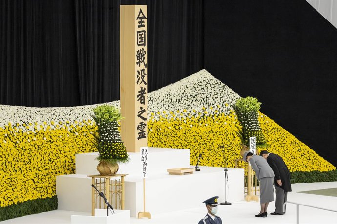 Archivo - El emperador de Japón Naruhito y la emperatriz Masaho participan en la conmemoración del 77 aniversario de la rendición de Japón en la Segunda Guerra Mundial, tras los ataques con bombas atómicas en Hiroshima y Nagasaki.