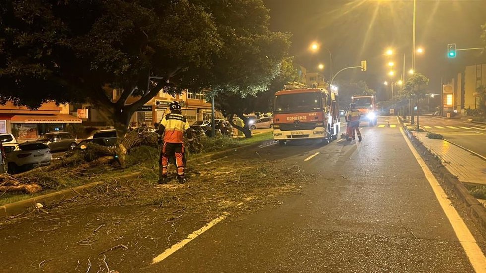 Uno de los incidentes producidos durante la madrugada de este martes en Las Palmas de Gran Canaria a consecuencia de los fuertes vientos
