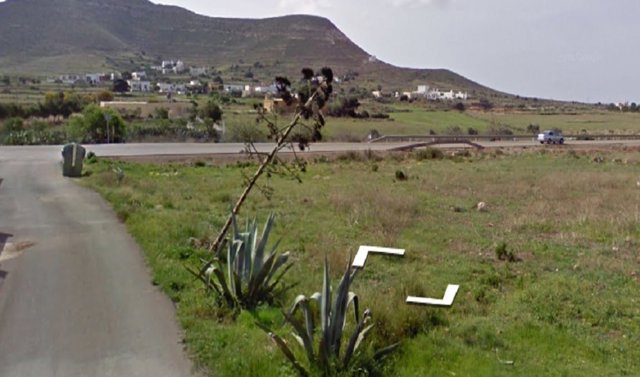 Bomberos sofocan el incendio de una caravana en la que ha muerto un hombre en Los Albaricoques, en Níjar (Almería).