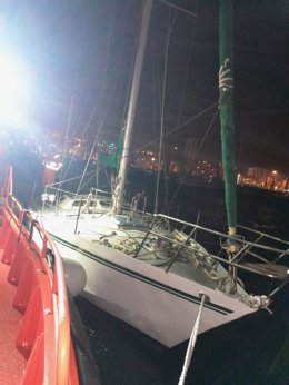 La embarcación Summer Funchal fue localizada a la deriva sin tripulación y remolcada por Salvamento Marítimo al puerto de Las Palmas de Gran Canaria