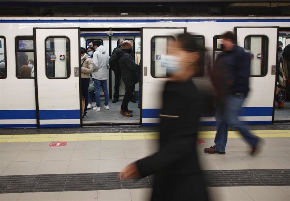 Archivo - Viajeros en Metro