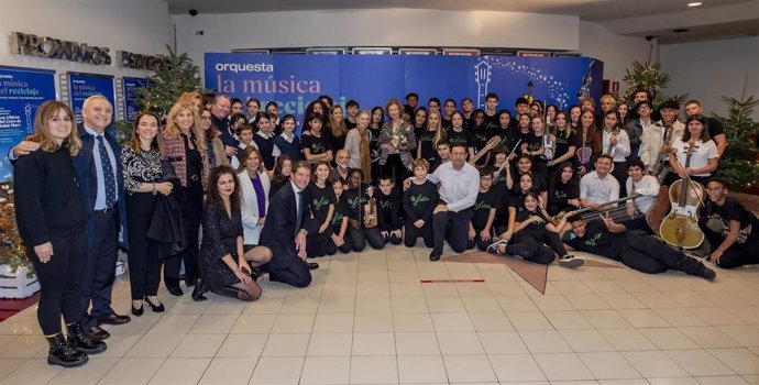 La Reina Sofía y la princesa Irene de Grecia junto a los músicos de La Música del Reciclaje de Ecoembes y la Orquesta de Instrumentos Reciclados de Cateura (Paraguay).