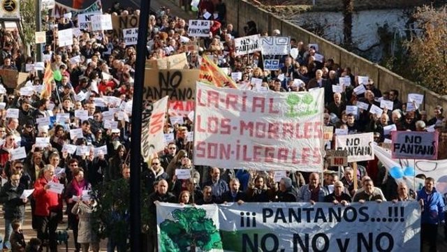 Imagen de una concentración para el rechazo del proyecto de los pantanos de Rial y Los Morales.