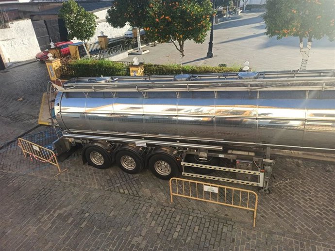 Camión cisterna instalado en la plaza del Ayuntamiento de El Real de la Jara, donde se ha prohibido el uso de agua para beber y cocinar por los altos niveles de turbidez.