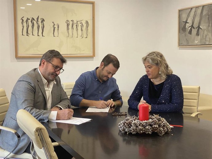 La firma del acuerdo entre el alcalde de Marratxí, Miquel Cabot, y el presidente ejecutivo del Projecte Home Baleares, Jesús Mullor.