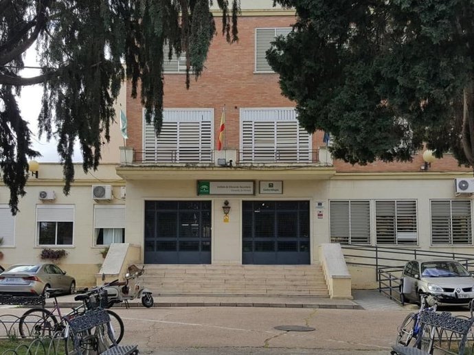 Fachada del IES Fernando de Herrera.