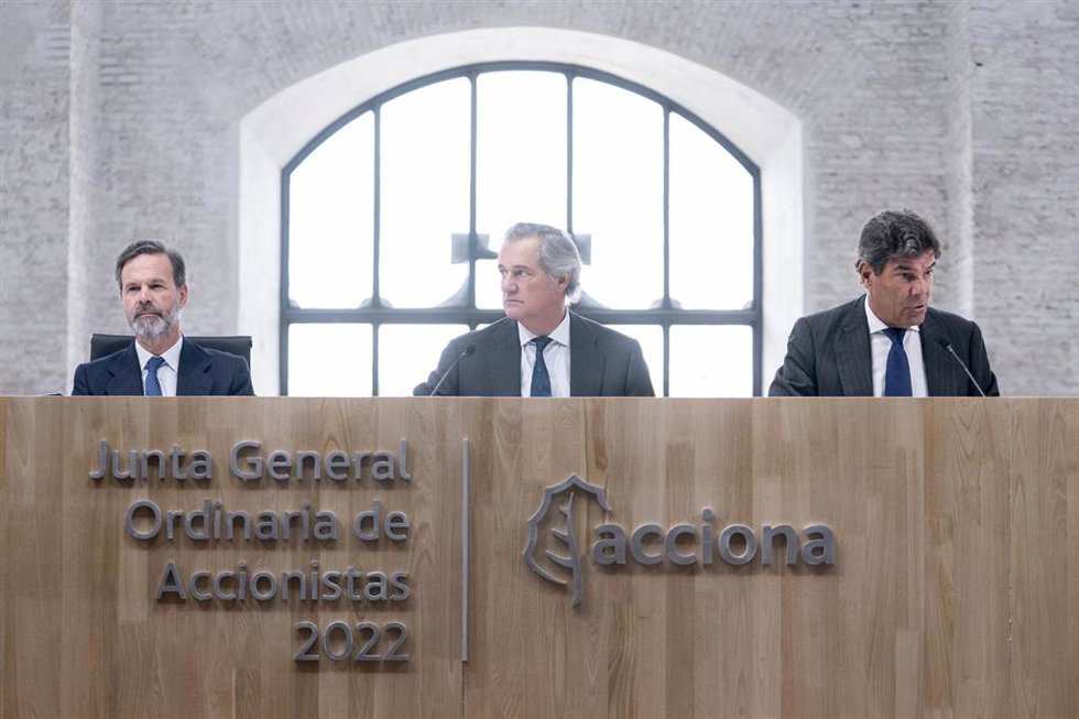 Archivo - (I-D) El vicepresidente de Acciona, Juan Ignacio Entrecanales; el presidente de Acciona, José Manuel Entrecanales, y el secretario general de Acciona, Jorge Vega-Penichet, durante la Junta General Ordinaria de Accionistas de 2022