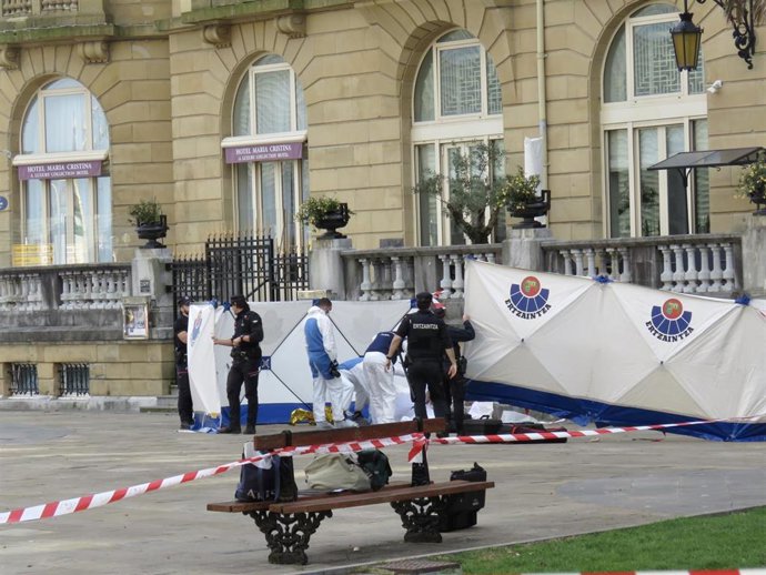 Policías recogen pruebas en el lugar donde se ha encontrado el cadáver de un joven de 24 años que ha fallecido tras ser agredido con arma blanca en la plaza de Okendo, a 25 de diciembre de 2022, en San Sebastián.