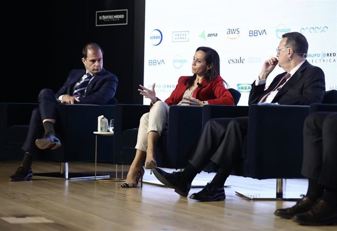 Archivo - la presidenta del Grupo Red Eléctrica, Beatriz Corredor; y el presidente de Enagás, Antonio Llardén