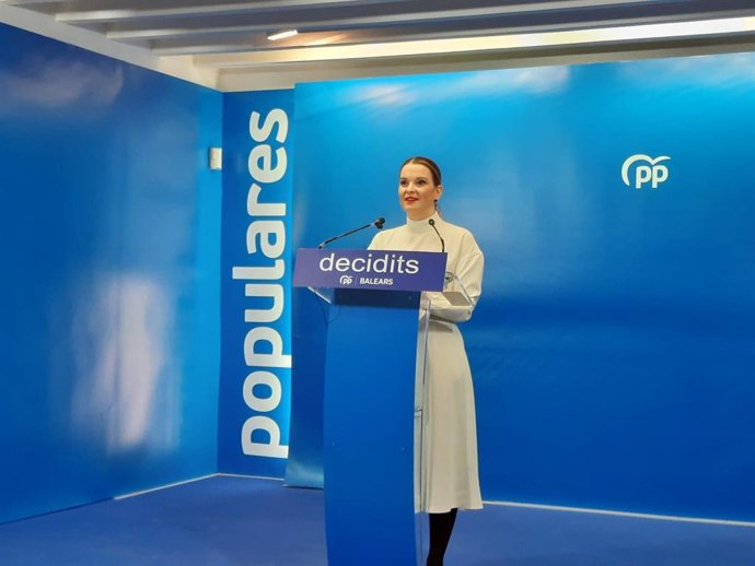 La presidenta del PP en Baleares, Marga Prohens, durante la rueda de prensa.