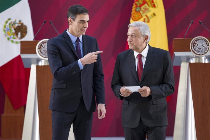 Archivo - 30 January 2019, Mexico, Mexico City: Mexican President Andres Manuel Lopez Obrador (R) and Spanish Prime Minister Pedro Sanchez attend a press conference at the National Palace. Photo: Jose Pazos/NOTIMEX/dpa