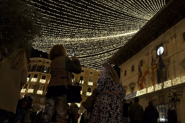 Archivo - Los palmesanos disfrutan del encendido de las luces de Navidad 2022, a 19 de noviembre de 2022, en Palma de Mallorca, Mallorca, Islas Baleares (España). 