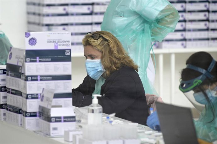 Archivo - Una profesional sanitaria