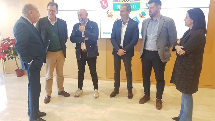 El presidente de la Diputación de Sevilla, Fernando Rodríguez Villalobos, se ha reunido con los alcaldes de Burguillos, Carrión de los Céspedes y Montellano.