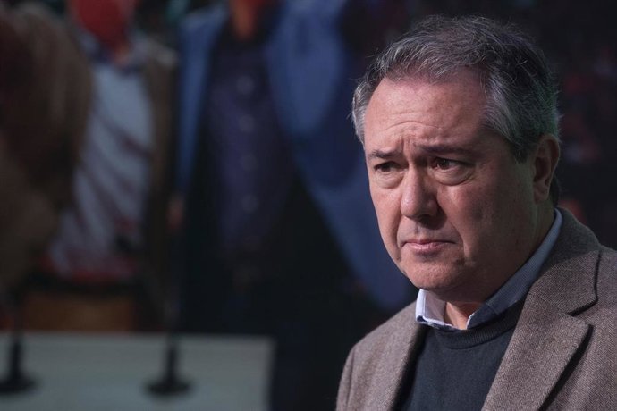 El secretario general del PSOE de Andalucía y Portavoz del Grupo Parlamentario Socialista, Juan Espadas, durante la rueda de prensa en la sede del PSOE-A, a 27 de diciembre de 2022 en Sevilla (Andalucía, España). El número 1 del PSOE-A, Juan Espadas, ha