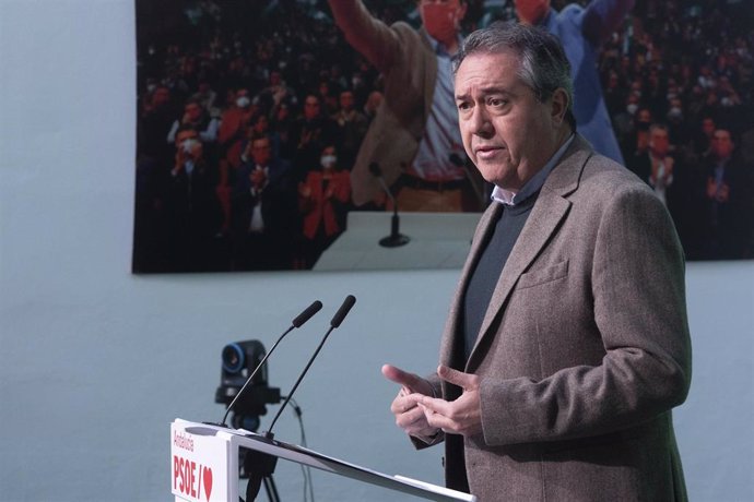 El secretario general del PSOE de Andalucía y Portavoz del Grupo Parlamentario Socialista, Juan Espadas, durante la rueda de prensa en la sede del PSOE-A, a 27 de diciembre de 2022 en Sevilla (Andalucía, España). El número 1 del PSOE-A, Juan Espadas, ha