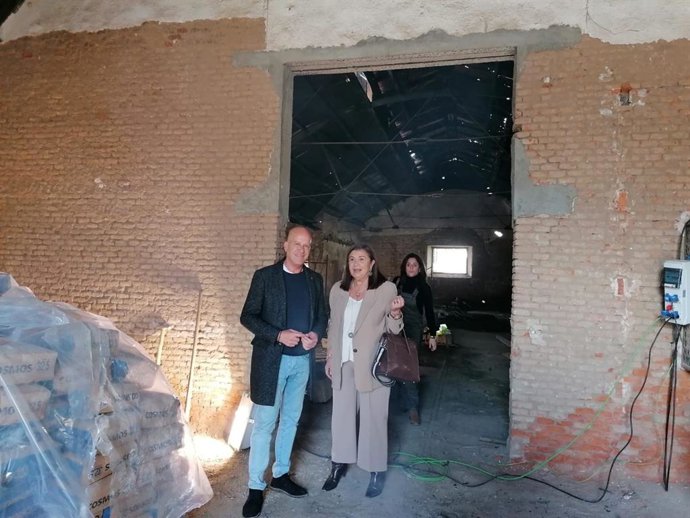 La delegada de Justicia, Administración Local y Función Pública de la Junta en Huelva, Carmen Céspedes, durante su visita a Calañas (Huelva)