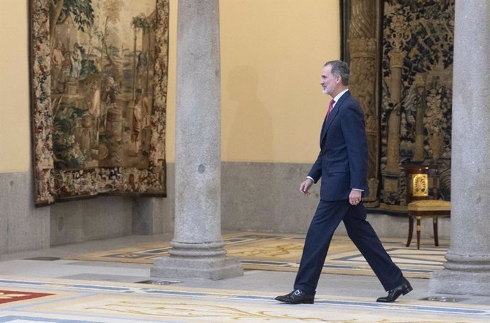 El Rey de España, Felipe VI, a su llegada a la reunión del Patronato de la Fundación Pro Real Academia Española (Fundación Pro - RAE), en el Palacio Real de El Pardo, a 12 de diciembre de 2022, en Madrid (España). La Real Academia Española, fundada en 1