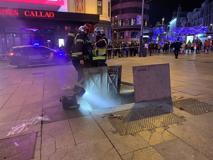 Bomberos del Ayuntamiento de Madrid en las tareas de extinción del incendio en una galería subterránea de servicio eléctrico en Callao