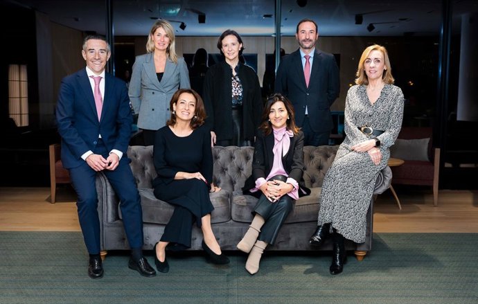 De izquierda a derecha, sentados: Juan Alcaraz, Vanina Faber, Carmina Ganyet y Koro Castellano. De pie: Anna Quirós, Teresa Sanjurjo y David López.