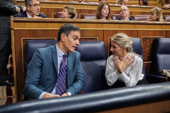 Archivo - El presidente del Gobierno, Pedro Sánchez, y la vicepresidenta segunda y ministra de Trabajo y Economía Social, Yolanda Díaz, en una sesión plenaria en el Congreso de los Diputados, a 24 de noviembre de 2022, en Madrid (España). Los Presupuest