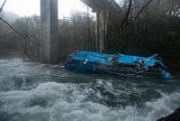 Arrancan los trabajos para retirar del río el autobús accidentado en Nochebuena en Cerdedo-Cotobade (Pontevedra)