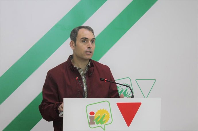 El coordinador general de IU Andalucía, Toni Valero, en rueda de prensa en Málaga