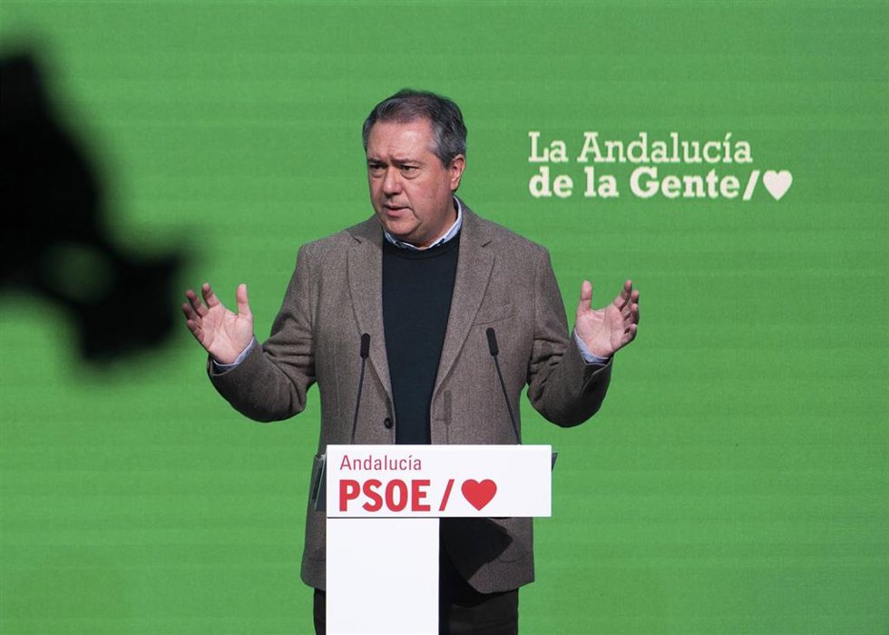 El secretario general del PSOE de Andalucía y Portavoz del Grupo Parlamentario Socialista, Juan Espadas, durante la rueda de prensa en la sede del PSOE-A, a 27 de diciembre de 2022 en Sevilla (Andalucía, España). El número 1 del PSOE-A, Juan Espadas, ha