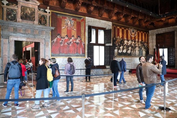 Prop de 10.000 persones visiten el Palau de la Generalitat durant la campanya 'El Nadal és valenci'