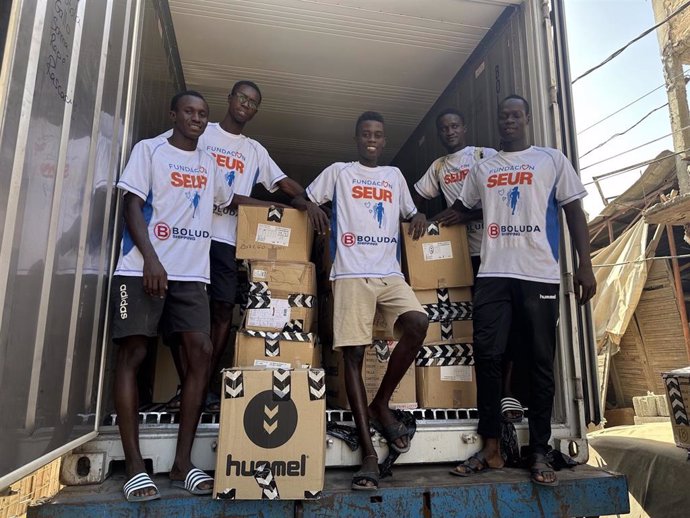 Fundación SEUR, Boluda Lines y hummel, unidos para enviar material deportivo a niños en Senegal