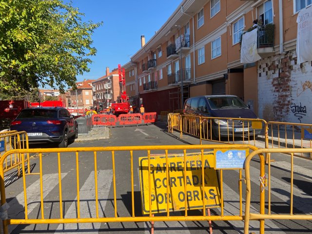 Calle cortada por las obras de consolidación de la línea 7B de Metro de Madrid en San Fernando de Henares