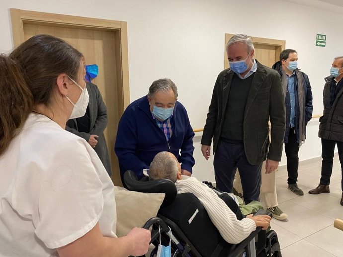 El presidente del Partido Popular (PP) en Aragón, Jorge Azcón, visita un centro ocupacional de Adislaf