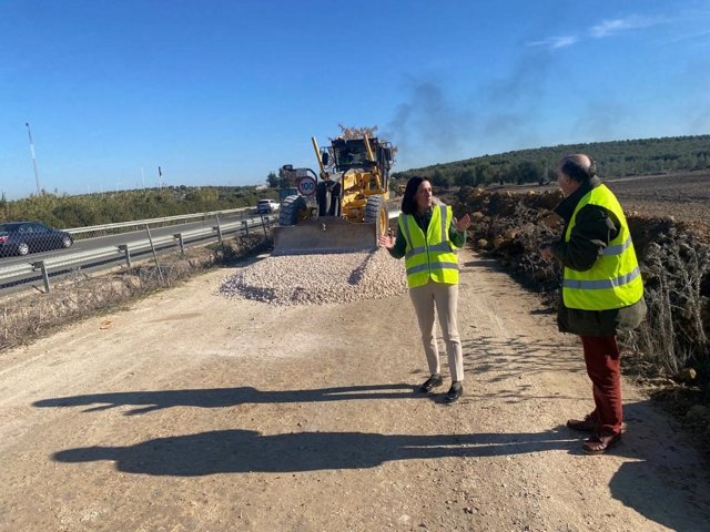 La delegada territorial de Fomento, Susana Cayuelas, ha visitado los trabajos que están realizando sobre estas vías de servicio de la A-92 a la altura de La Puebla de Cazalla, en Sevilla.