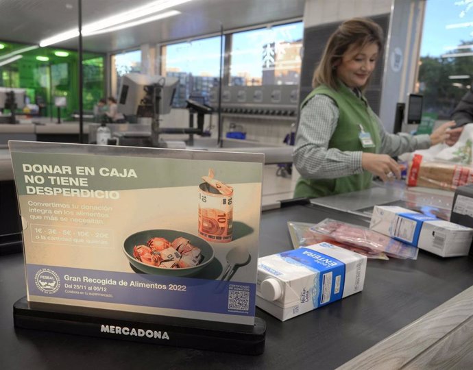 Línea de caja en una tienda de Mercadona durante la Gran Recogida de Alimentos 2022.  