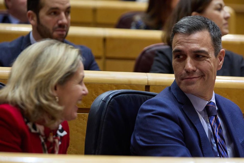El presidente del Gobierno, Pedro Sánchez, y la vicepresidenta primera y ministra de Asuntos Económicos y Transformación Digital, Nadia Calviño, durante una sesión de control al Gobierno en el Senado, a 21 de diciembre de 2022, en Madrid (España).