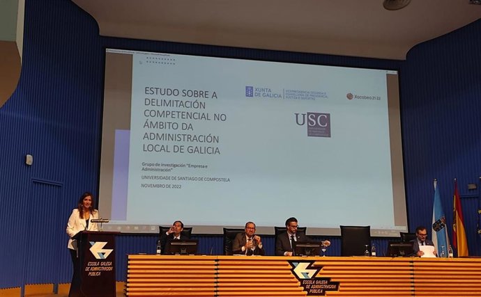 El vicepresidente segundo de la Xunta, Diego Calvo, y el rector de la USC, Antonio López, este martes durante la presentación del informe