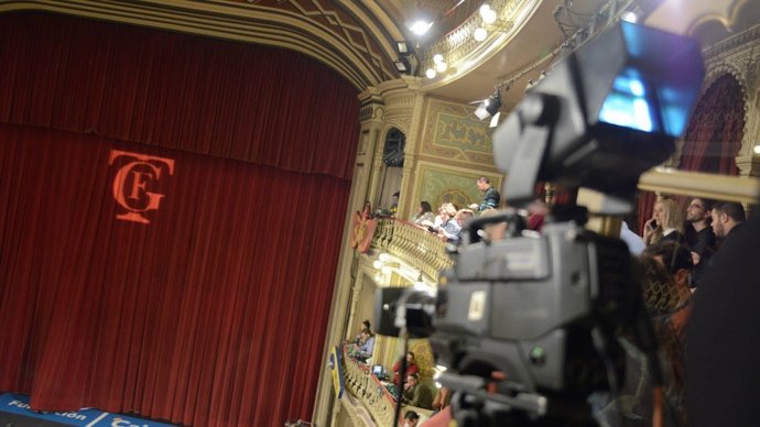 Archivo - Cámara de televisión en el patio de butaca del Gran Teatro Falla de Cádiz