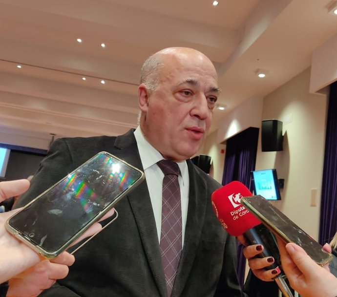 El presidente de la Diputación de Córdoba, Antonio Ruiz, atiende a los medios de comunicación.