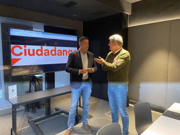 Los diputados de Ciudadanos en la Junta General del Principado Manuel Cifuentes y Sergio García, antes de participar en un desayuno informativo en Gijón