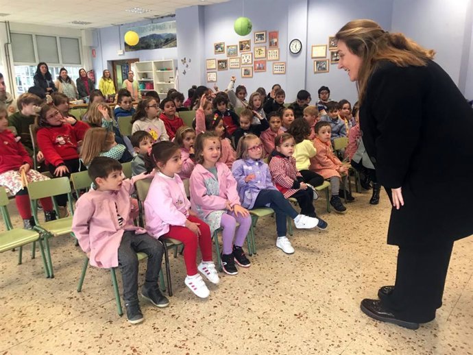 La consejera de Educación, Lydia Espina, con el alumnado del Colegio Público El Plaganón durante el festival musical.