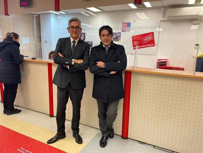 El consejero de Transportes e Infraestructuras, David Pérez, y el director gerente del Consorcio Regional de Transportes de Madrid, Luis Miguel Martínez, en la presentación de los resultados de la encuesta de satisfacción de los usuarios