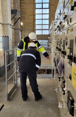 Operarios haciendo las últimas comprobaciones