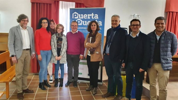 Autoridades en la visita a Casar de Cáceres de la consejera para la Transición Ecológica y Sostenibilidad de la Junta, Olga García