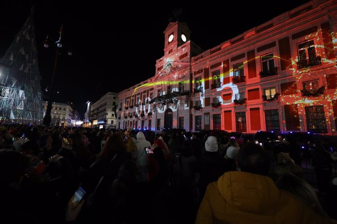 Archivo - Espectáculo de luces en la fachada de la Puerta del Sol una hora antes de celebrar las Campanadas de Nochevieja, a 31 de diciembre de 2021, en Madrid, (España). El Ayuntamiento de Madrid ha reducido a 7.000 personas el aforo en la Puerta del S