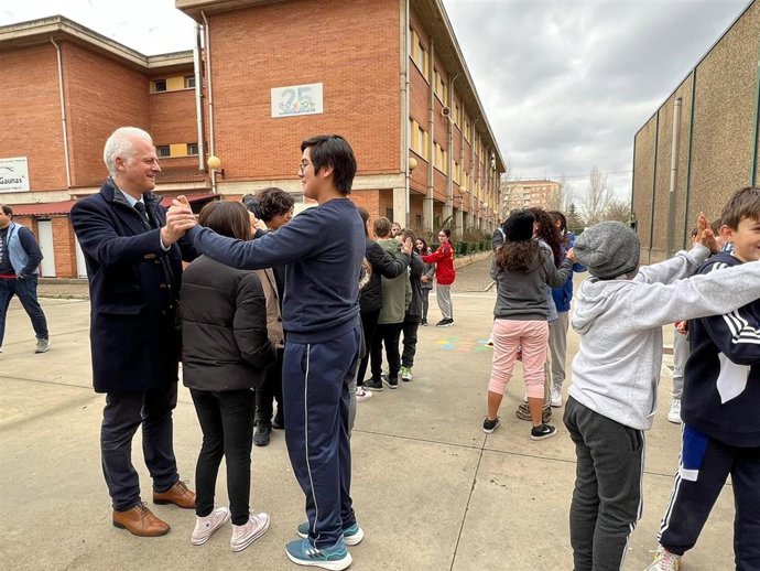 El alcalde de Logroño ha visitado el campamento urbano de Navidad para jóvenes de 11 a 15 años del IX Centenario