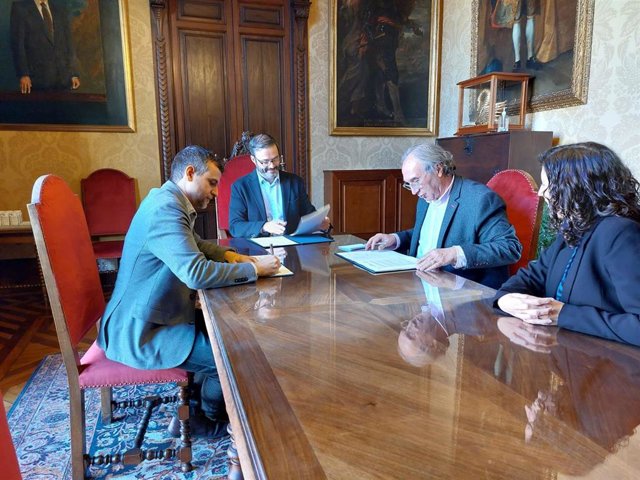 El alcalde de Palma, José Hila, firma con el conseller de Educación y Formación Profesional, Martí March, el convenio de gratuidad para la etapa 2-3 años en escoletas municipales de 'Ciutat'