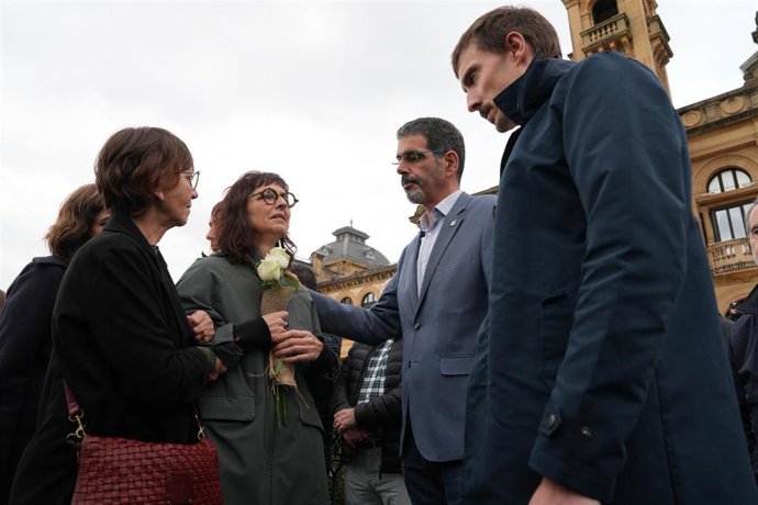 El alcalde de San Sebastián, Eneko Goia (2d), y el alcalde de Hernani, Xabier Lertxundi (d), junto a la madre de la víctima (2i) durante una concentración de repulsa por la muerte violenta del joven Lukas Agirre, de 24 años