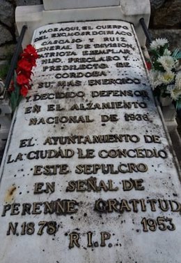 Archivo - Lápida dedicada al general franquista Ciriaco Cascajo y Ruiz en el Cementerio de la Salud de Córdoba.